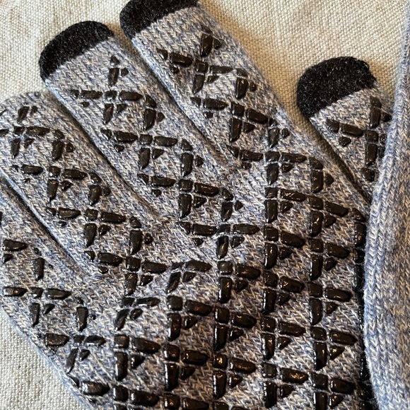 NWOT Women’s Mitten Gloves with Palm Grips and Tech Friendly Fingers - Picture 2 of 2